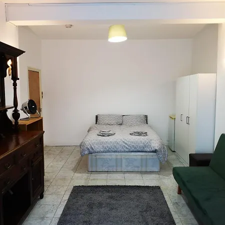 Large Spacious In Zone 2 Londyn