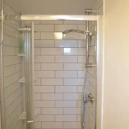 Spacious 1 Bedroom W/ Outdoor Terrace London