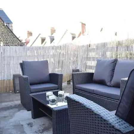 Spacious 1 Bedroom W/ Outdoor Terrace * London