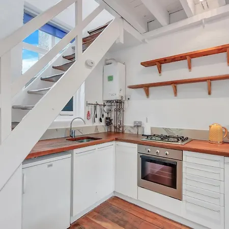 Stunning Shoreditch Loft Warehouse Style Apartment London