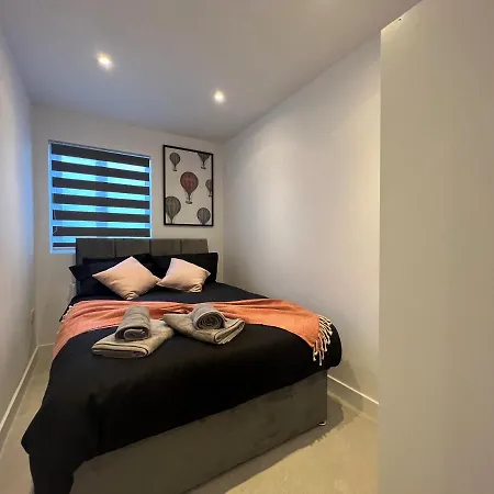 Star Station Road 3-bed Haven * London