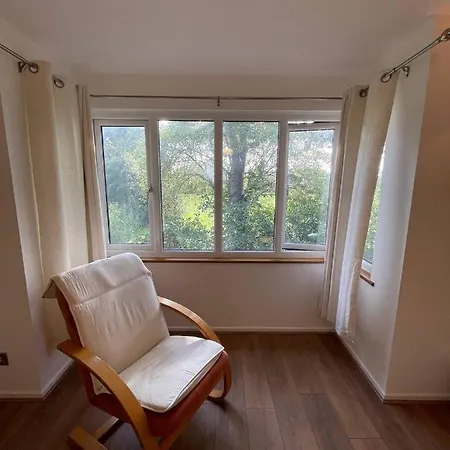Apartment Comfort: 2-bedroom Flat With Parking And Transport Links London