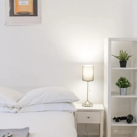 Soho & Covent Garden Apartment, Sleeps 3 *