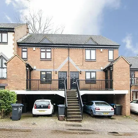 Lovely 2 Bedroom Flat With Free Parking Apartment