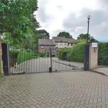 Apartment Lovely 2 Bedroom Flat With Free Parking