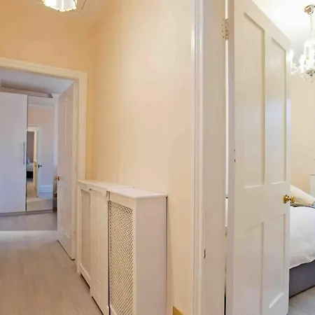 Beautiful Iconic 4 Bedroom House By Regents Park 런던