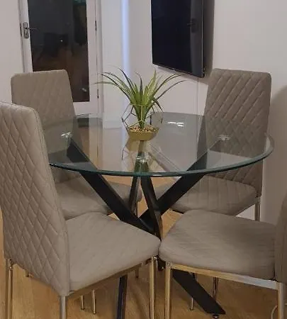 Lovely 2 Bedroom Flat With Free Parking Apartment *