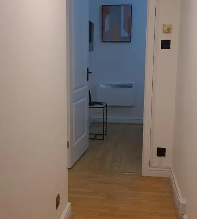 Lovely 2 Bedroom Flat With Free Parking Apartment