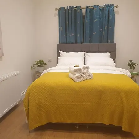New - Private King Bed -put- With Terrace, Free Parking, Near Tube Apartment London