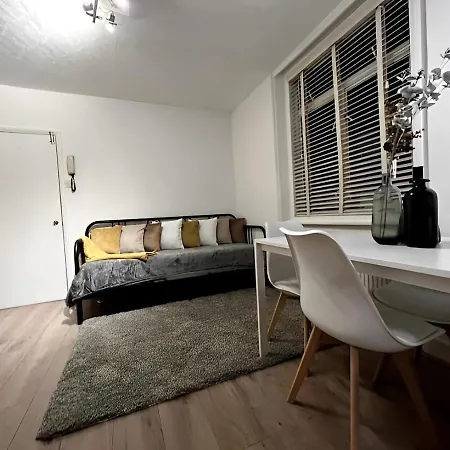 Nice 1 Bed Flat London/chiswick For 4 People * London