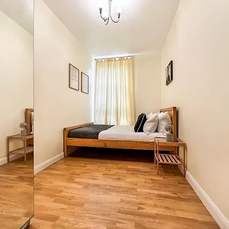 Spacious 4 Bed Flat Near 02 Arena Greenwich London