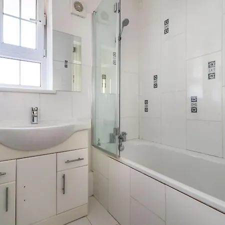 Spacious 4 Bed Flat Near 02 Arena Greenwich London