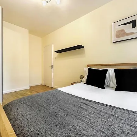 Spacious 4 Bed Flat Near 02 Arena Greenwich *