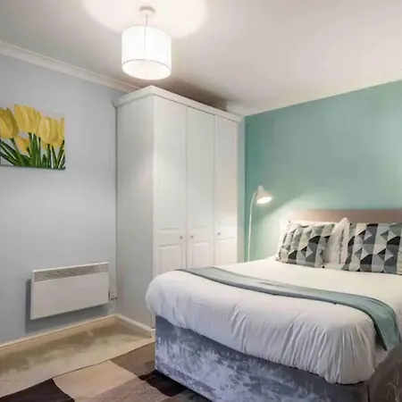 Apartment 1 Bedroom Flat With Free Parking *