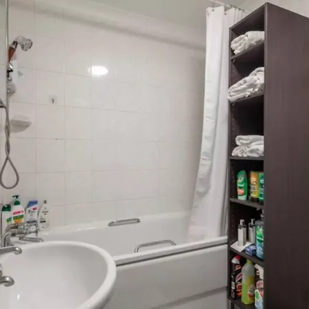 1 Bedroom Flat With Free Parking * London