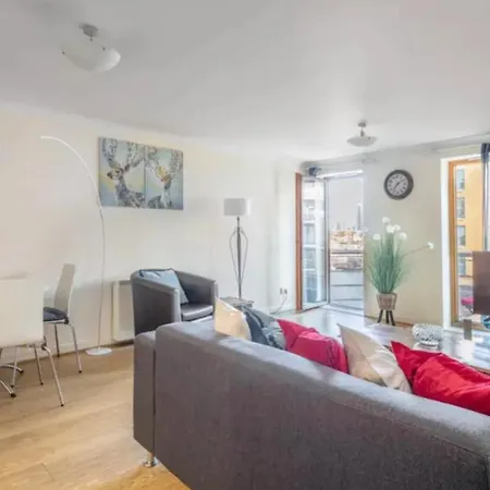 1 Bedroom Flat With Free Parking Apartment London