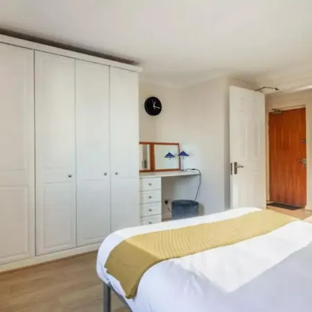 1 Bedroom Flat With Free Parking London