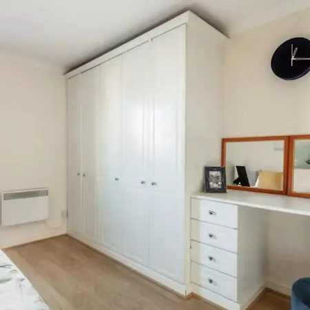 1 Bedroom Flat With Free Parking Apartment London