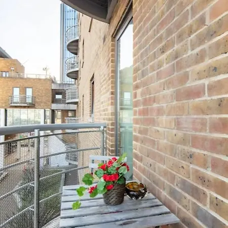 Apartment 1 Bedroom Flat With Free Parking *