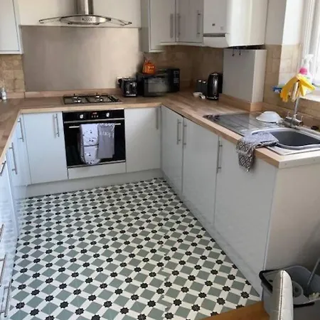 3 Double Bedroomed Flat, Acton. London, Uk Apartment *