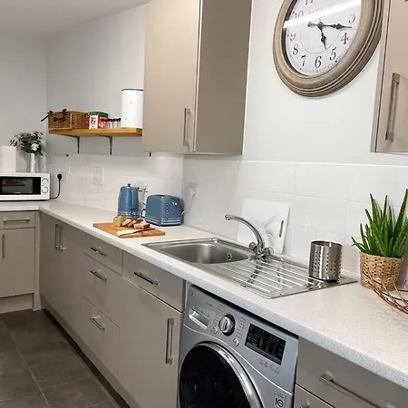 1 Bedroom Apartment, Excellent Location Hounslow