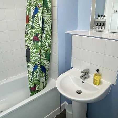 1 Bedroom Apartment, Excellent Location Apartment *