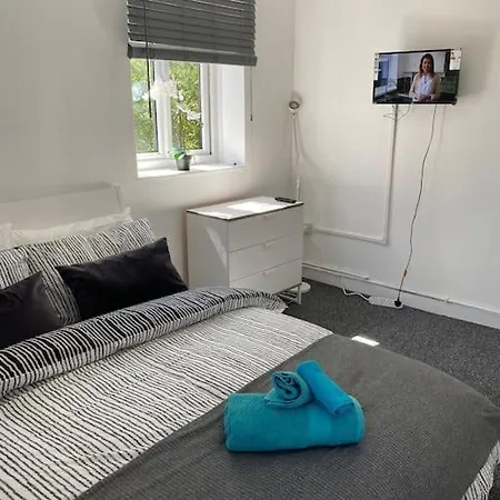 Lovely 2 Bedroom Flat In Greater * London