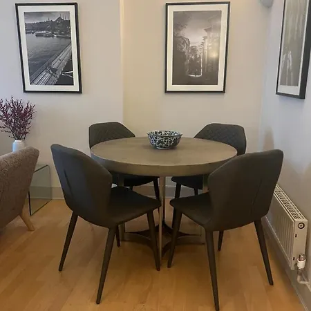 2 Bedroom Just Off Kings Road Apartment London