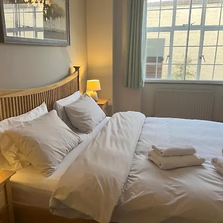 Apartment 2 Bedroom Just Off Kings Road