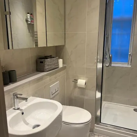2 Bedroom Just Off Kings Road Apartment
