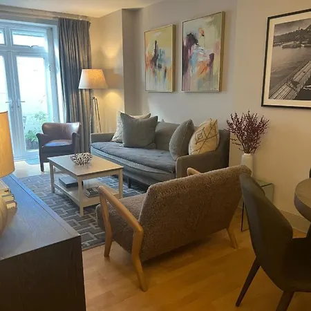 Apartment 2 Bedroom Just Off Kings Road London