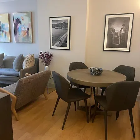 2 Bedroom Just Off Kings Road Apartment