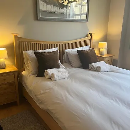 2 Bedroom Just Off Kings Road * London