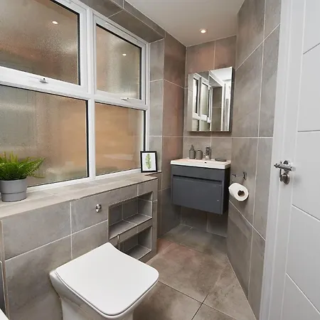 High Spec 2 Bed W/parking Available