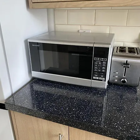 Spacious 1 Bedroom Flat In