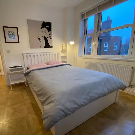 Spacious 1 Bedroom Flat In *