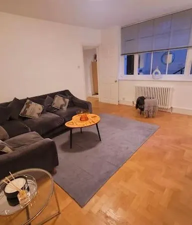 Spacious 2 Bedroom Flat In Baker Street לונדון