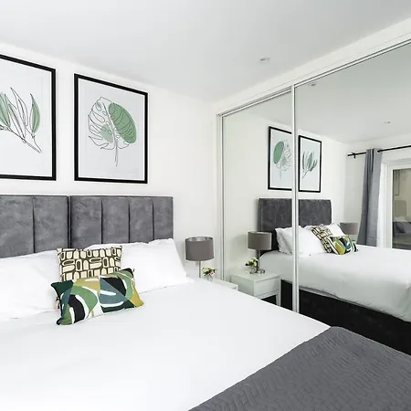 Skyvillion - London Chase With Parking & Wifi Enfield