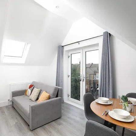 Apartment Skyvillion - London Chase With Parking & Wifi