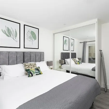 Skyvillion - London Chase With Parking & Wifi