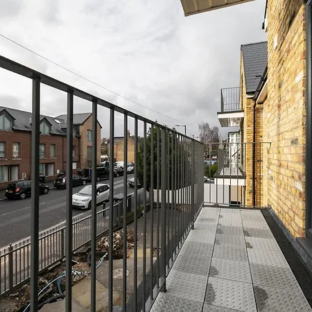 Apartment Skyvillion - London Chase With Parking & Wifi *