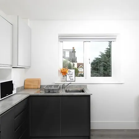 Skyvillion - London Chase With Parking & Wifi * Enfield