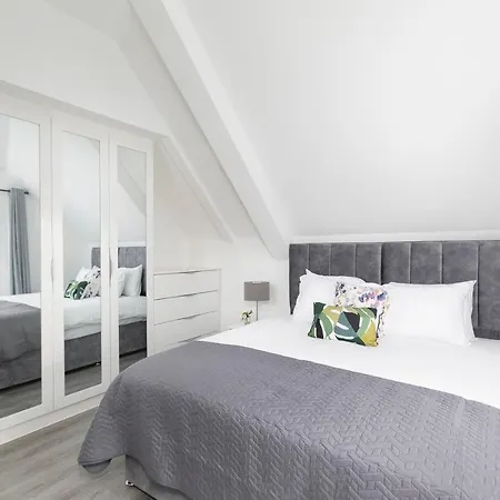 Skyvillion - London Chase With Parking & Wifi Apartment