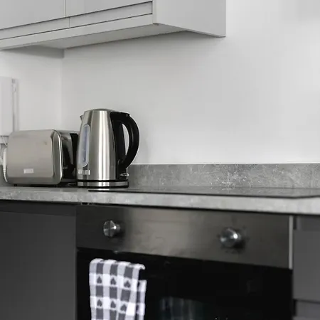 Apartment Skyvillion - London Chase With Parking & Wifi