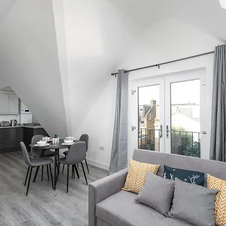 Apartment Skyvillion - London Chase With Parking & Wifi *