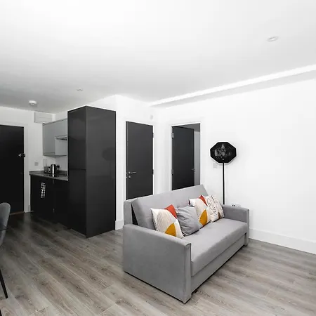 Skyvillion - London Chase With Parking & Wifi Apartment Enfield