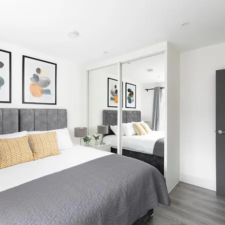 Apartment Skyvillion - London Chase With Parking & Wifi