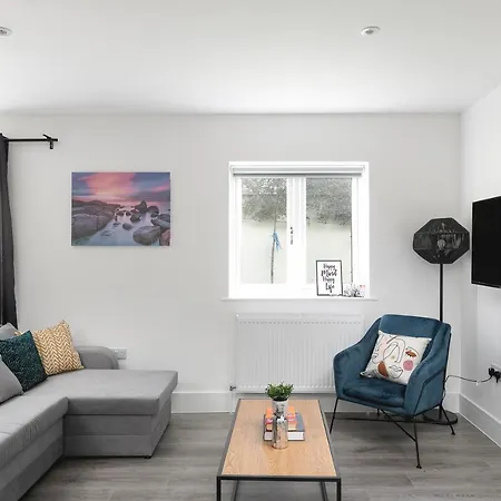 Apartment Skyvillion - London Chase With Parking & Wifi *