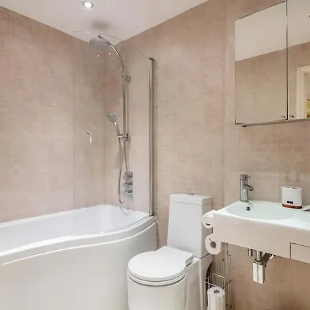 1 Bedroom Flat With Free Parking *