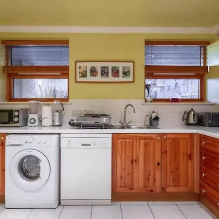 1 Bedroom Flat With Free Parking *
